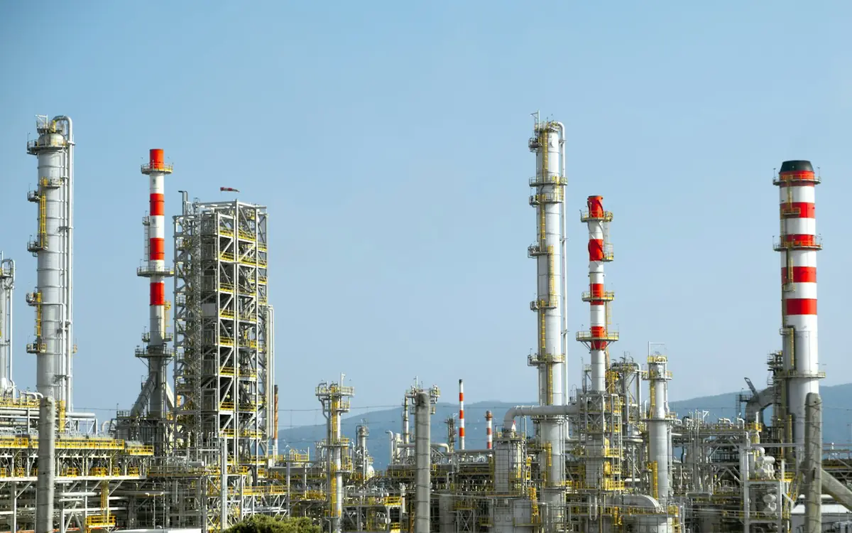 Нефтеперерабатывающий завод